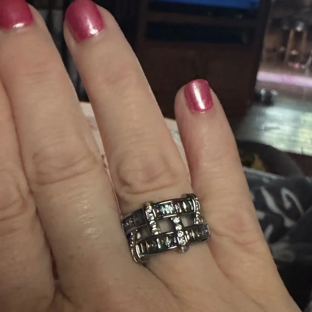 Modern Gray Ring with Sleek Wearable Design